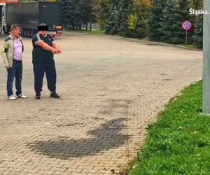 Robił to, kiedy spali. Kiedy się budzili, byli przerażeni [ZDJĘCIA]