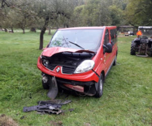Kicznia. Uderzył samochodem w budynek. Wszystko przez dzikie zwierzę