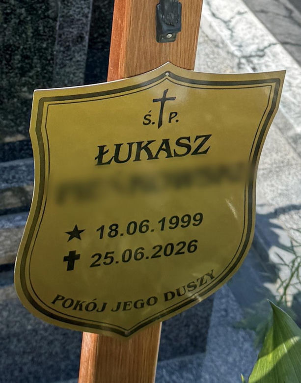 Tuż po 27-urodzinach na Łukasza spadł samolot. Przejmujący widok na grobie żołnierza. "Dumnie służyłeś Ojczyźnie"