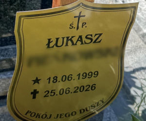 Tuż po 27-urodzinach na Łukasza spadł samolot. Przejmujący widok na grobie żołnierza. Dumnie służyłeś Ojczyźnie