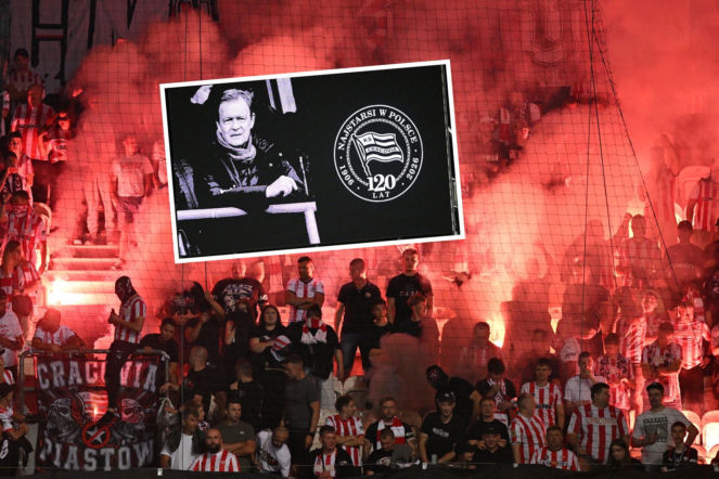 Cracovia - Wieczysta: Pożegnanie Jana Frycza, a po chwili gigantyczne racowisko! Przerwano mecz