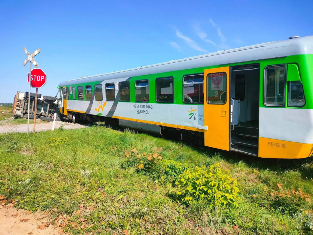 Szynobus uderzył w ciężarówkę