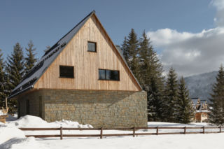 Dom w duchu tatrzańskiego schroniska. Kamień na elewacji, kamień we wnętrzu. Shelter House w Kościelisku