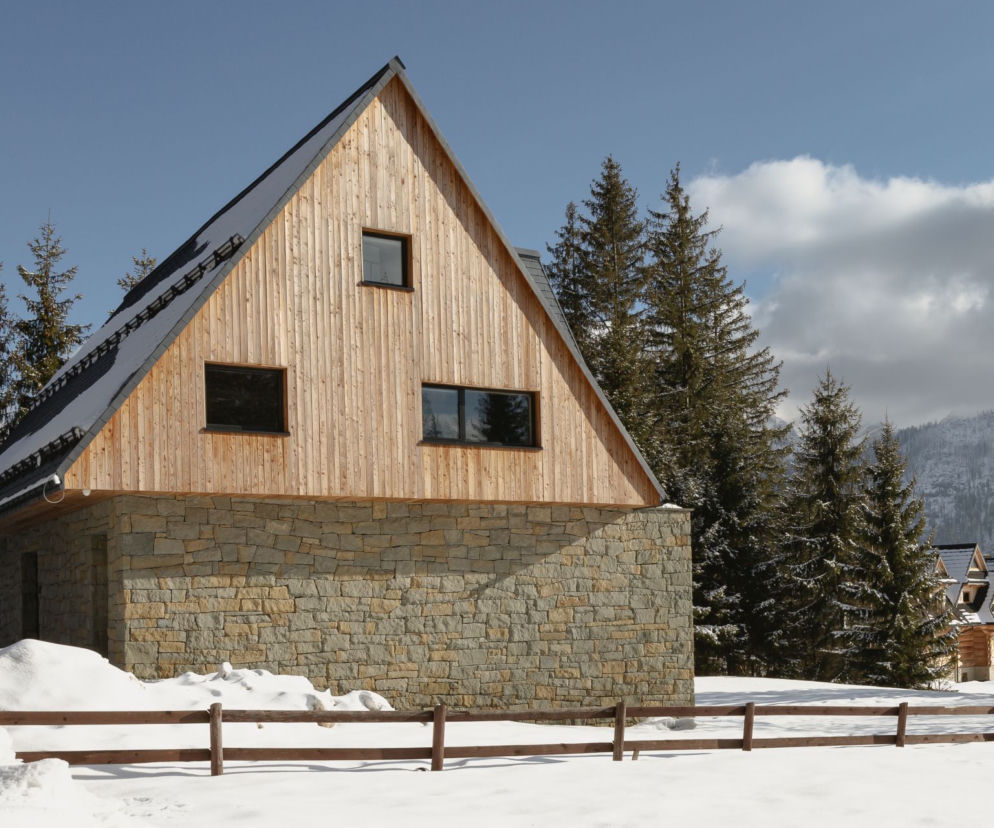 Shelter House w Kościelisku: dom w duchu tatrzańskiego schroniska
