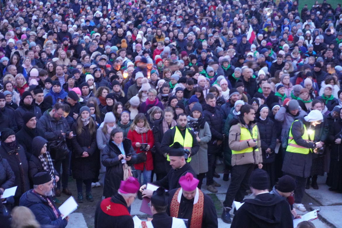 Ogrom wiernych przybył na Drogę Krzyżową na Majdanku. Mamy zdjęcia!