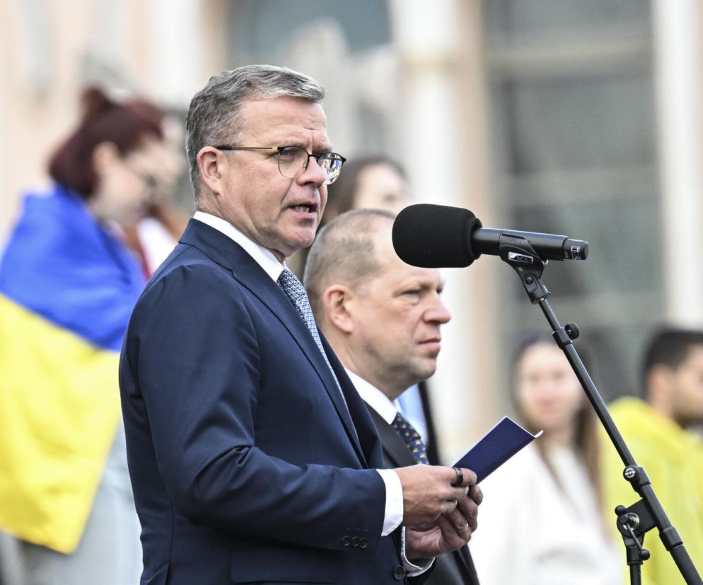 Premier Finlandii Petteri Orpo przemawia do mikrofonu. O ostrzeżeniach przed sabotażem Rosji przeczytasz w serwisie Eska.