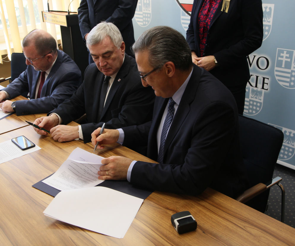 Podpisanie umowy na dofinansowanie na remont SZpitala w Czerwonej Górze 