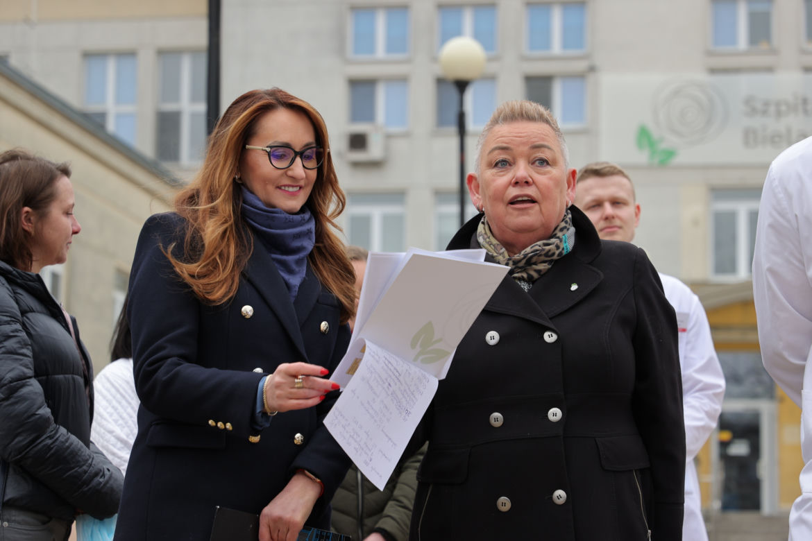 Warszawa zatrudnia medyków z Ukrainy. Konferencja Rafała Trzaskowskiego pod Szpitalem Bielańskim.