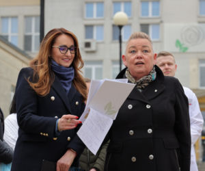Warszawa zatrudnia medyków z Ukrainy. Konferencja Rafała Trzaskowskiego pod Szpitalem Bielańskim.