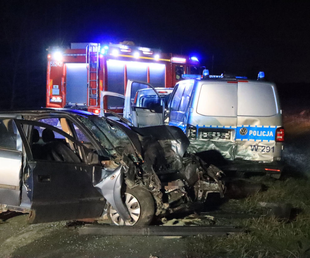 Groźny wypadek w Świnoujściu. Opel roztrzaskał się na policyjnym radiowozie