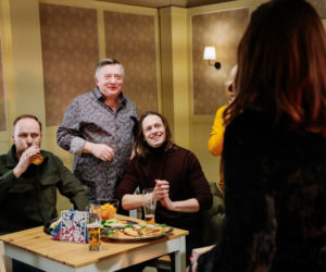 Na Wspólnej odc. 3282. Ania (Małgorzata Kocik), Paweł (Grzegorz Kwiecień), Emil (Piotr Ligienza), Włodek (Mieczysław Hryniewicz)