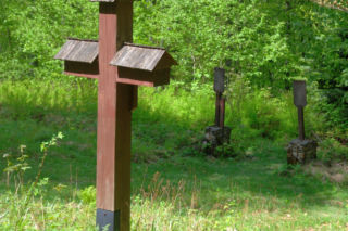 To jedna z najmniejszych wsi w Małopolsce. Znajduje się w niej zaledwie 16 domów