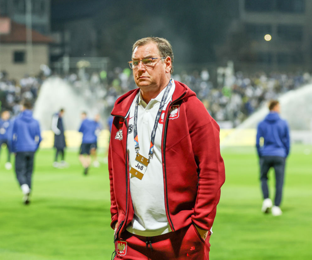 Selekcjoner Jan Urban w czerwonej bluzie reprezentacji. O spadku Polski w rankingu FIFA przeczytasz na SE Supersport.