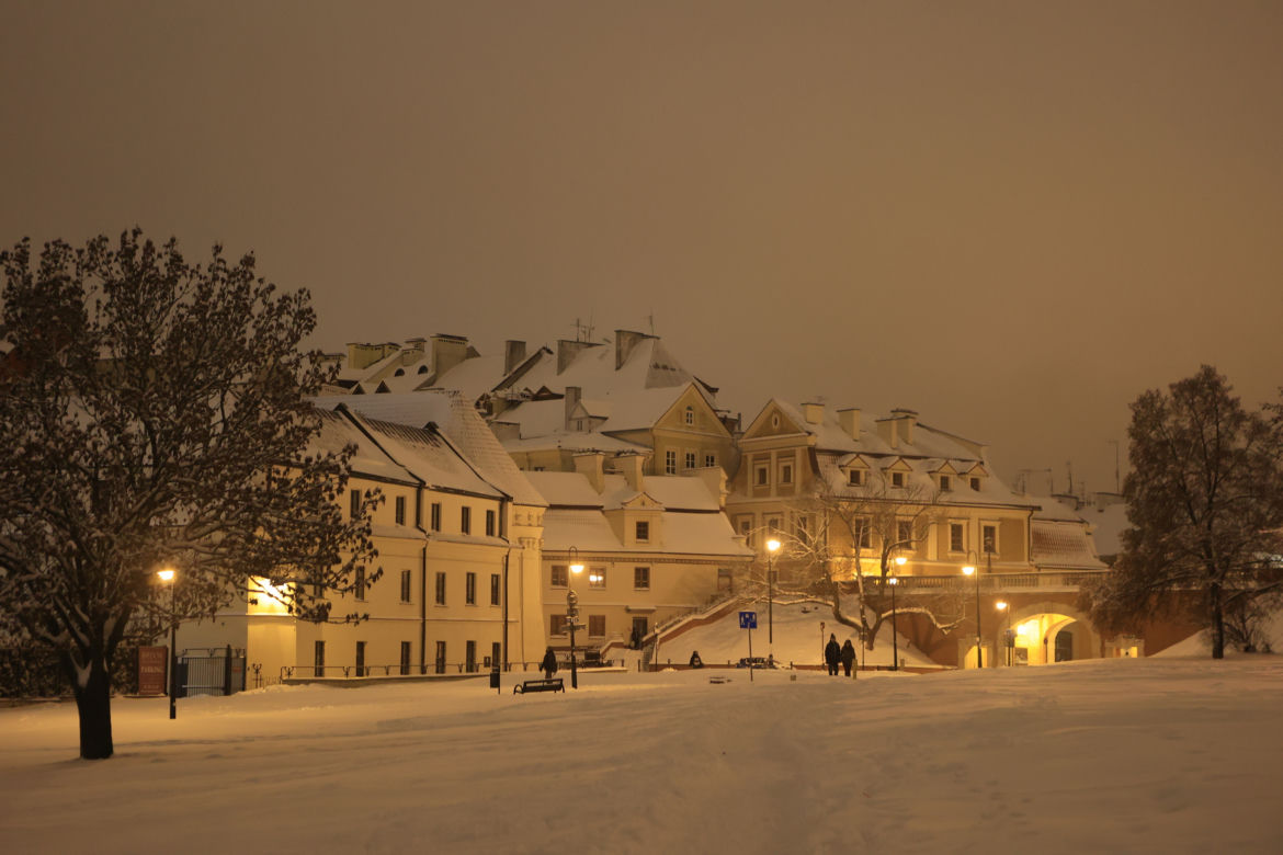 Śnieżny Lublin wieczorową porą