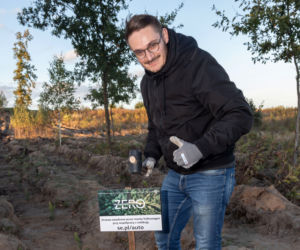 Rafał Mądry - sadzenie drzew w Czarnowie