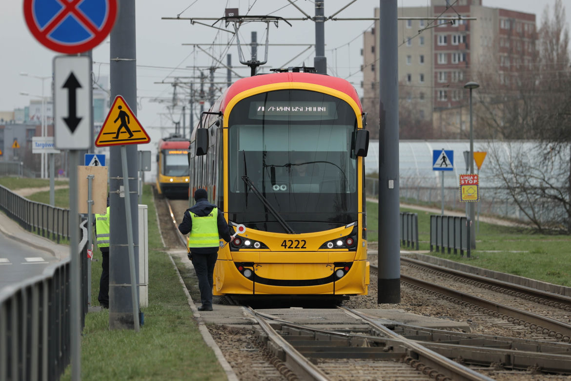 Motorniczowie zapominają opuścić pantograf i uszkadzają tramwaj. Na ratunek przyszli funkcjonariusze nadzoru ruchu