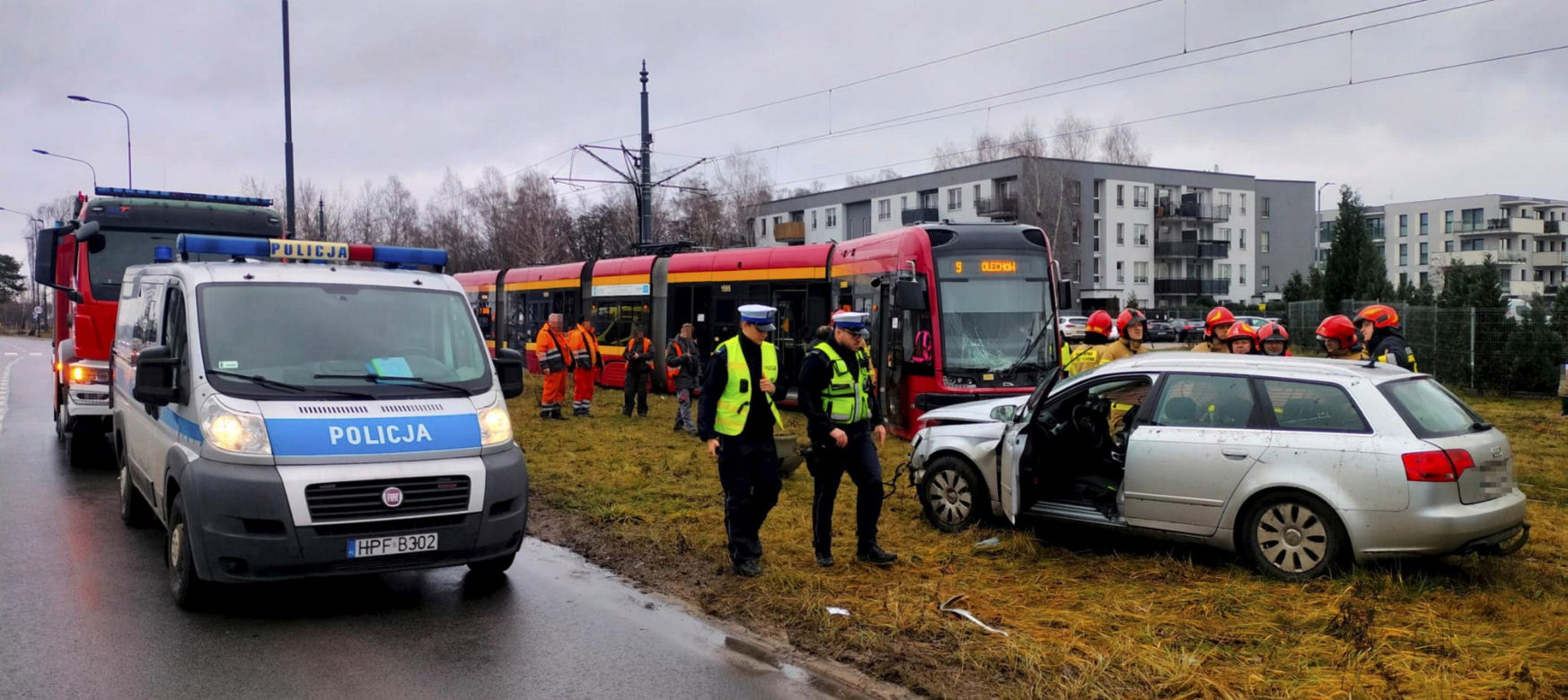 Koszmarny wypadek w Łodzi. Tramwaj i osobówka zderzyły się na Hetmańskiej [ZDJĘCIA].