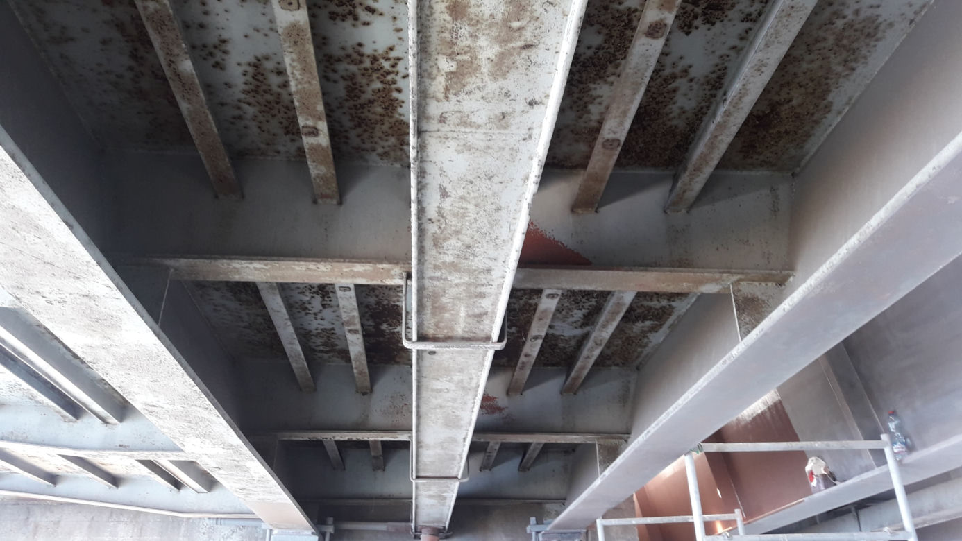 Trwa remont wiaduktu kolejowego z kładką dla pieszych nad ulicą Grunwaldzką w Bydgoszczy [ZDJĘCIA]
