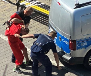 Założył strój i maskę gangu profesora z serialu Dom z papieru i ruszył z bronią do miasta