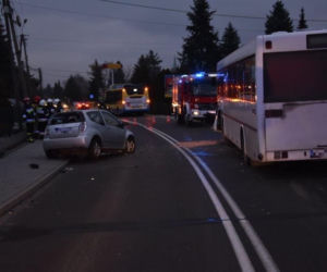 Wola Rzędzińska: Zderzenie osobówki z autobusem. Jedna osoba w szpitalu!
