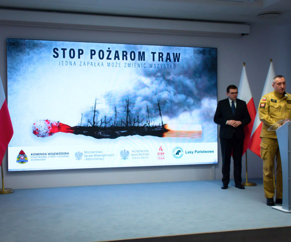 Wojewoda małopolski Łukasz Kmita oraz małopolski komendant wojewódzki Państwowej Straży Pożarnej st. bryg. Piotr Filipek