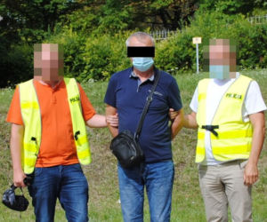 Wyprzedzał na trzeciego, przez niego dwie osoby nie żyją. Choć uciekł z miejsca tragedii, jest już w areszcie