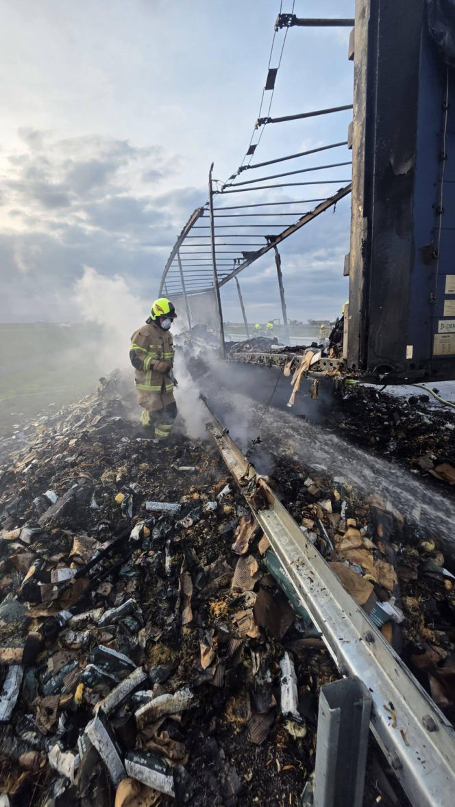 Pożar naczepy ciężarówki spowodował kilkugodzinne utrudnienia na autostradzie A2 w powiecie siedleckim