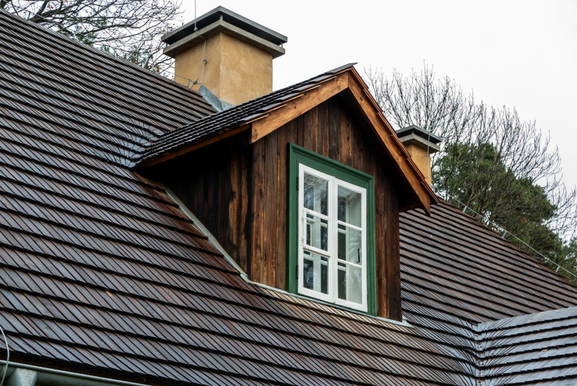 Zmodernizowana zabytkowa leśniczówka przy ul. Rydzowej w Warszawie