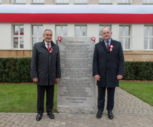 W Toruniu odsłonięto piękną tablicę, upamiętniającą obchody 100-lecia odzyskania niepodległości