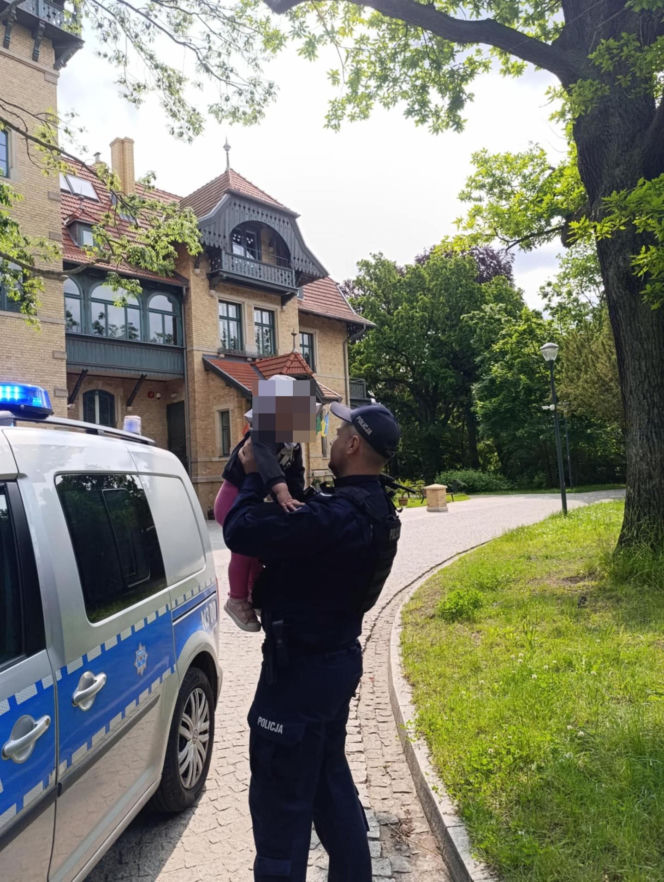 Zatrzymał groźnego przestępcę, przez sąd dostaje połowę pensji. Policjant, żeby żyć, dorabia w Żabce! "Niewyobrażalny skandal"