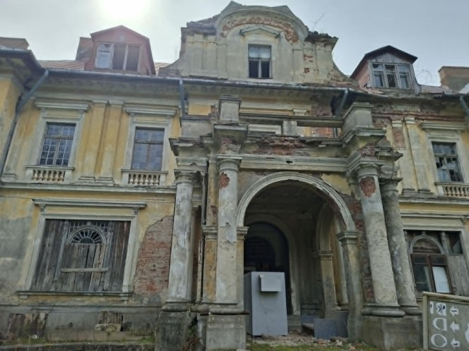 Kiedyś perła, dziś w ruinie. To nie jest zwykły pałac w Świętokrzyskiem (Pałac w Bałtowie)
