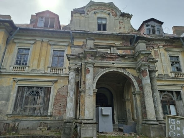 Kiedyś perła, dziś w ruinie. To nie jest zwykły pałac w Świętokrzyskiem (Pałac w Bałtowie)