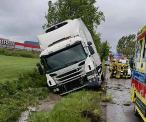 Krześlin: Ciężarówka wjechała do rowu. Kierowca był pijany!