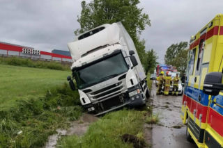 Krześlin: Ciężarówka wjechała do rowu. Kierowca był pijany!