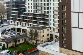 Warszawski dom pożarty przez blok. Sąsiedzi mogą zaglądać sobie w okna