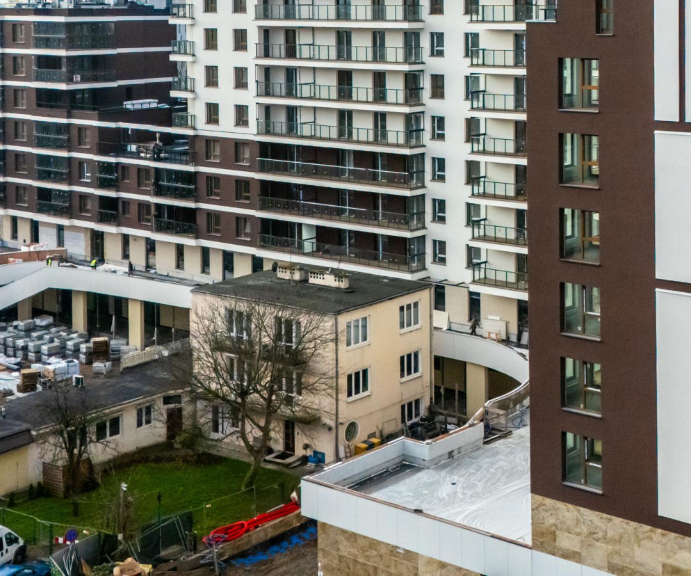 Warszawski dom pożarty przez blok. Sąsiedzi mogą zaglądać sobie w okna