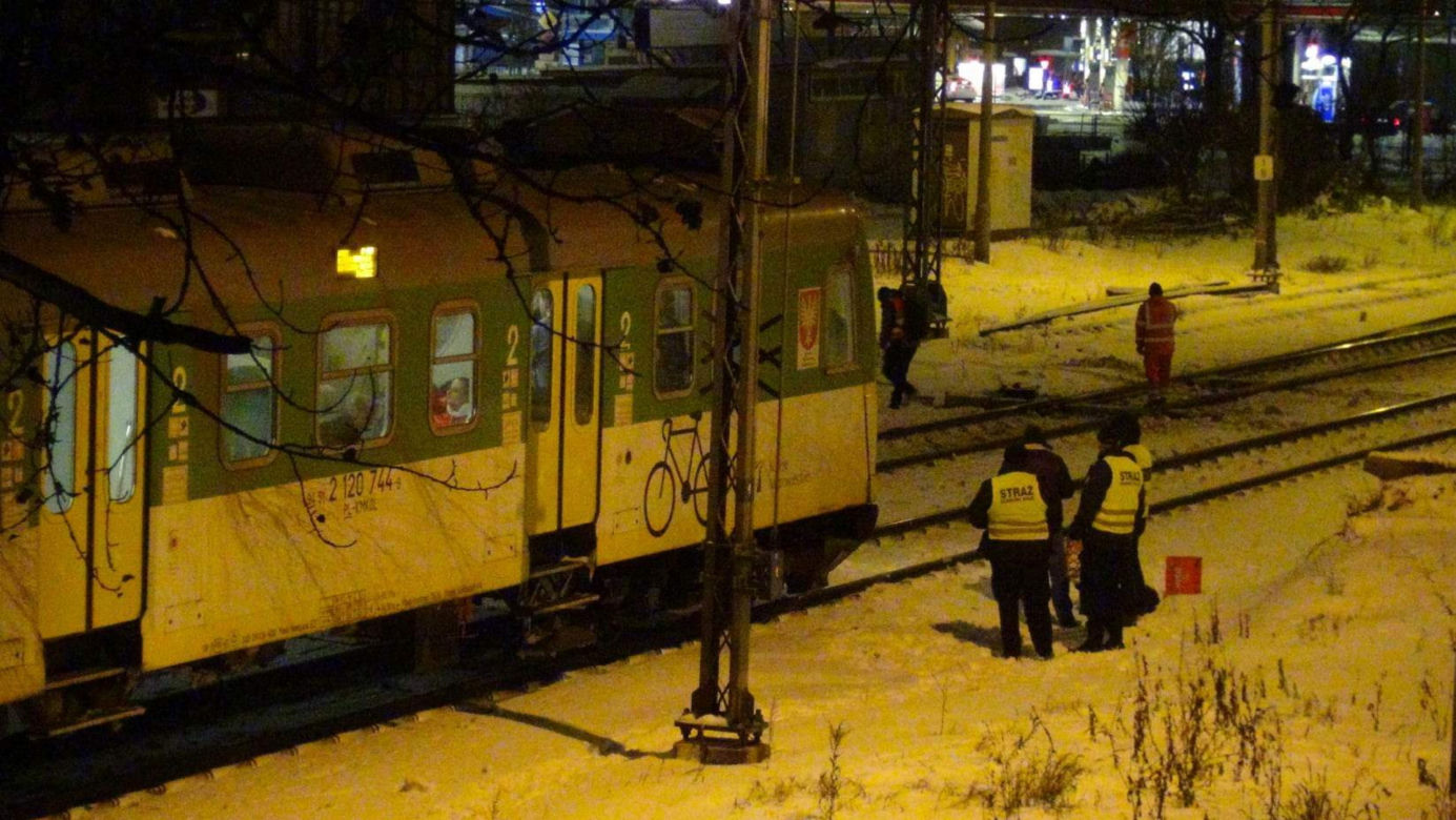 Warszawa: Pieszy wpadł pod pociąg na Targówku! Pilna akcja służb na ul. Naczelnikowskiej