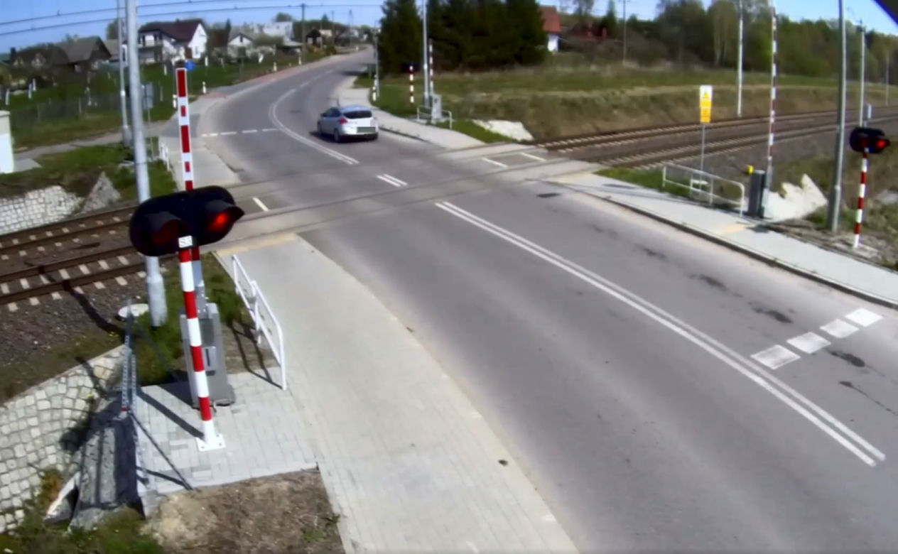 51- i 55-latka wiedziały lepiej. Wjechały na przejazd pod Ostrowią Mazowiecką mimo nadjeżdżającego pociągu! [ZDJĘCIA]