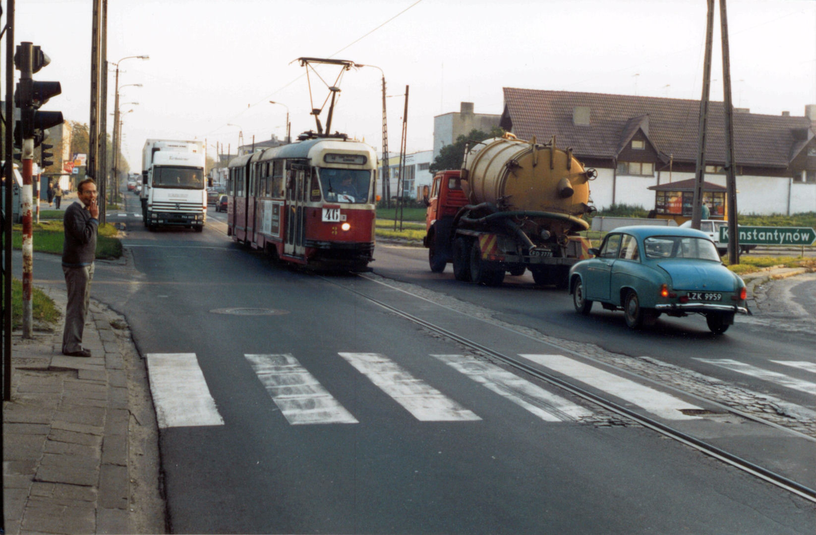 Ulica Łódzka w Zgierzu. Tramwaj linii 46 jadący środkiem drogi krajowej nr 1, 1995 rok
