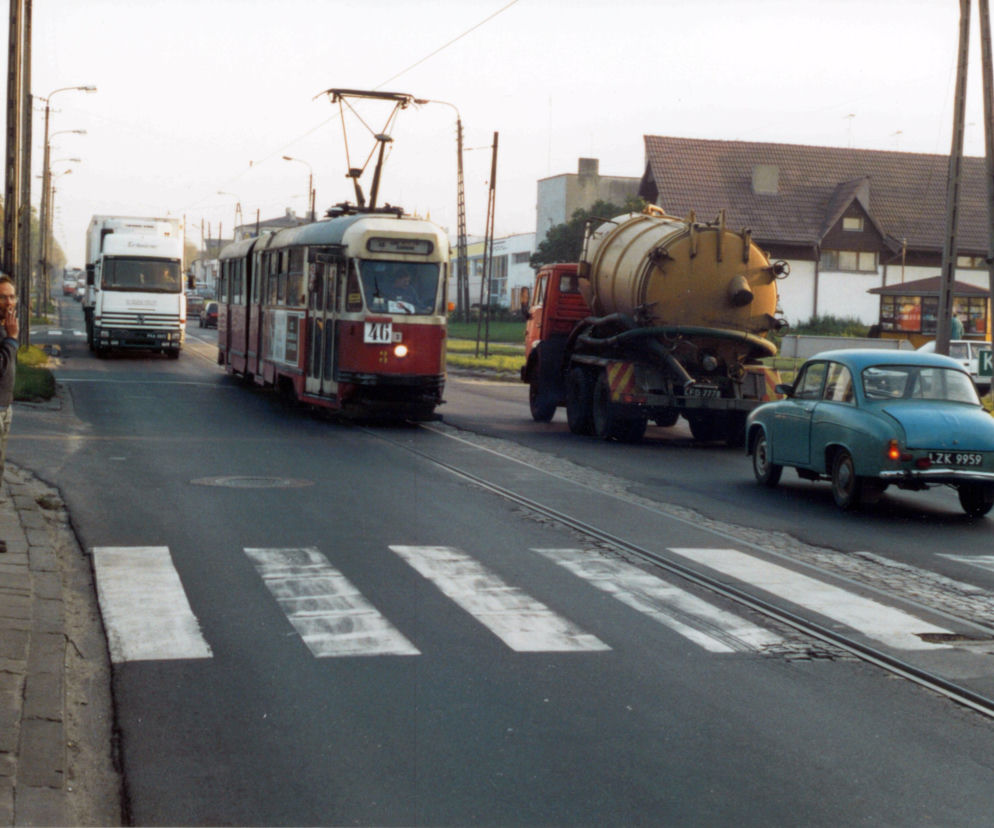 Ulica Łódzka w Zgierzu. Tramwaj linii 46 jadący środkiem drogi krajowej nr 1, 1995 rok