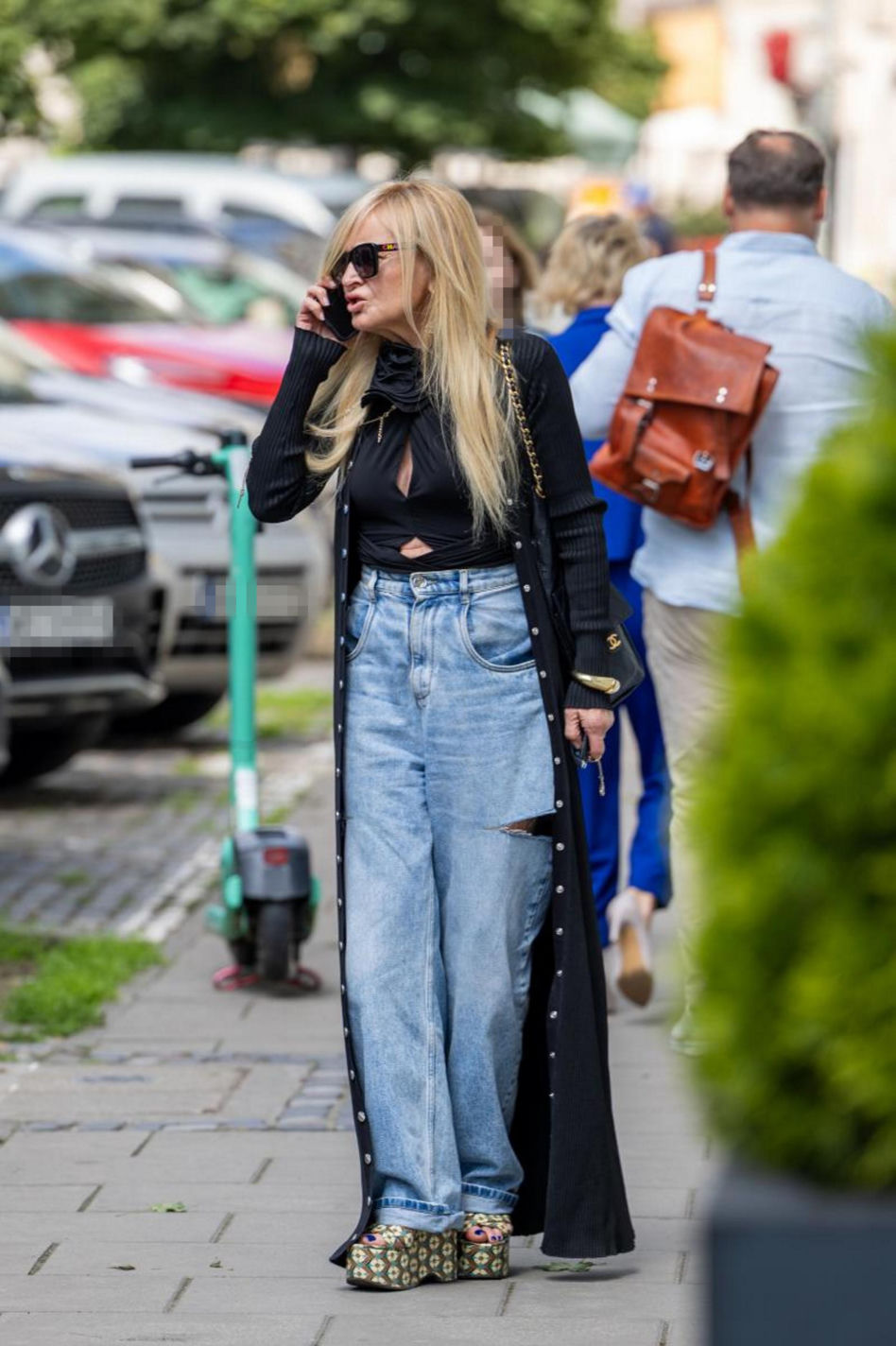 Monika Olejnik w butach Miu Miu za krocie i porwanych dżinsach! Ta stylizacja szokuje