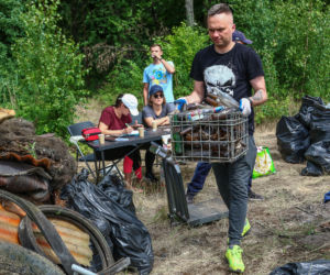 Prezydent Szczecina pomógł w sprzątaniu Plaży Mieleńskiej