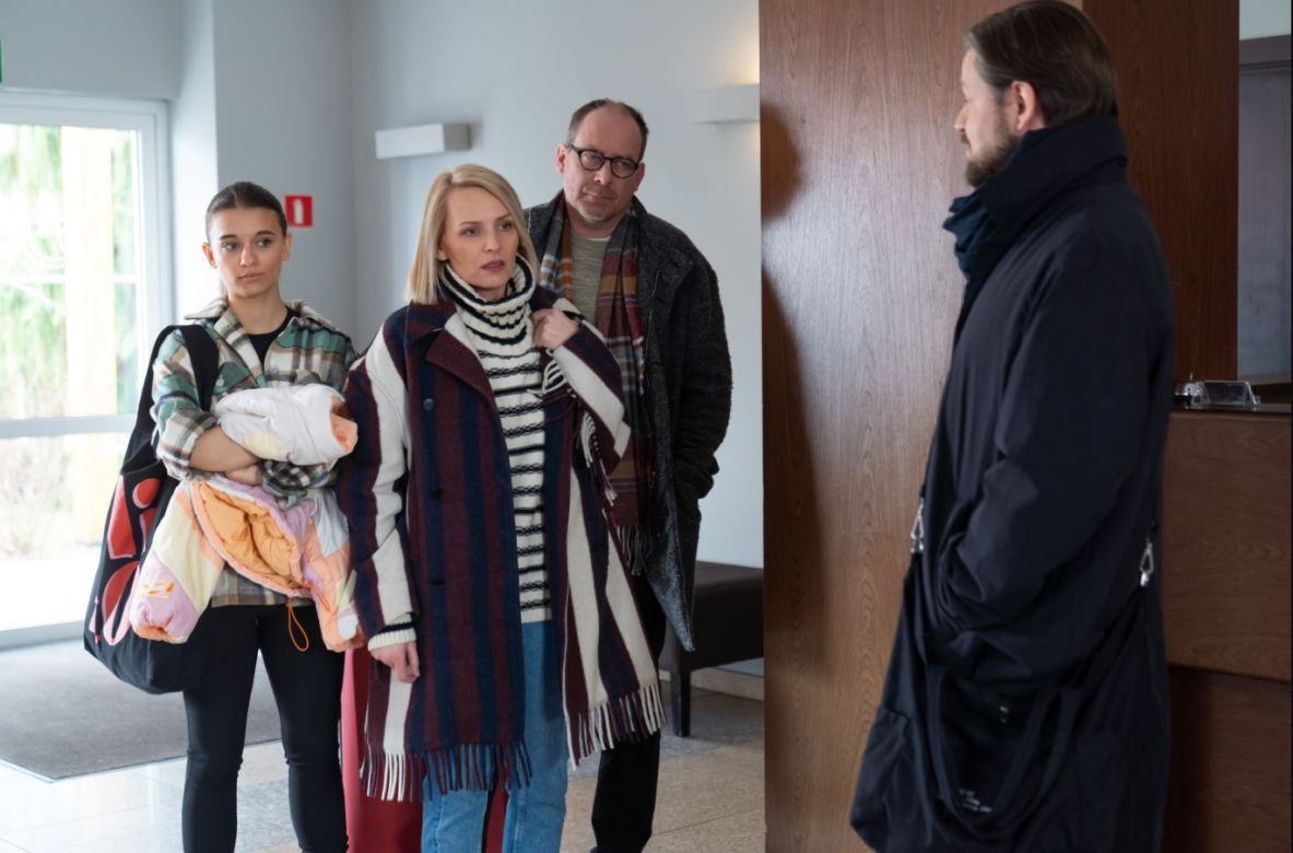 Barwy szczęścia, odcinek 2683: Olga (Dorota Łukasiewicz-Kwietniewska), Marek (Marcin Perchuć), Michalina (Anna Pentz), Ryman (Filip Wałcerz) 