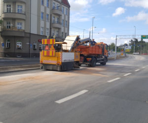 Poważne utrudnienia w centrum Grudziądza. Strażacy usuwają ogromną plamę oleju na ulicy Focha