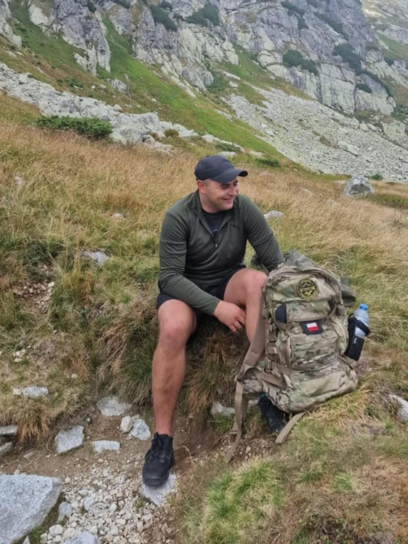 Krzysztof wracał z obchodów Święta Wojska Polskiego. Nagle wjechał w niego samochód. Żołnierz i strażak walczy o powrót do sprawności