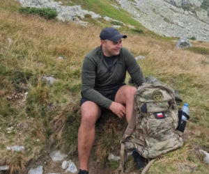 Krzysztof wracał z obchodów Święta Wojska Polskiego. Nagle wjechał w niego samochód. Żołnierz i strażak walczy o powrót do sprawności