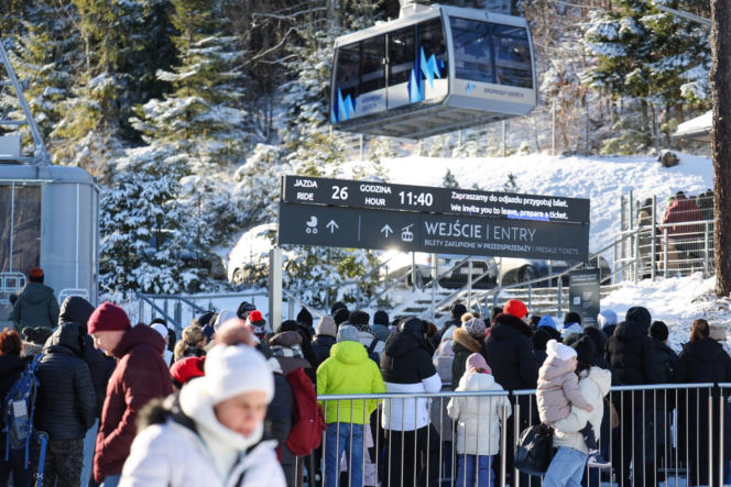 Fatalne warunki w Tatrach. Jest mroźno, ślisko, a szlaki są zasypane śniegiem. TPN ostrzega turystów