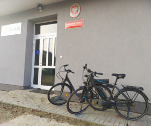 Łupem złodzieja padły 2 rowery elektryczne warte ponad 10 tys. zł.