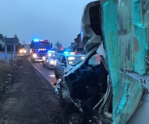 Radomsko: Zderzenie busa z tirem na DK 42. Nie żyje 55-latek, droga jest teraz ZABLOKOWANA 