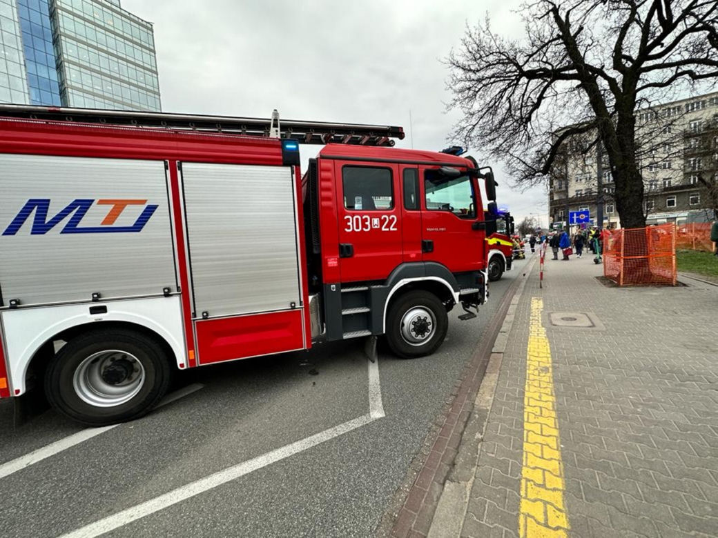 Zderzenie czterech aut na Mokotowie. Toyota wylądowała na dachu!
